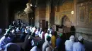 Umat muslim melaksanakan sholat Jumat selama bulan suci Ramadhan di masjid bersejarah Wazir Khan, Lahore, Pakistan, Jumat (23/4/2021). (AP Photo/K.M. Chuadary)