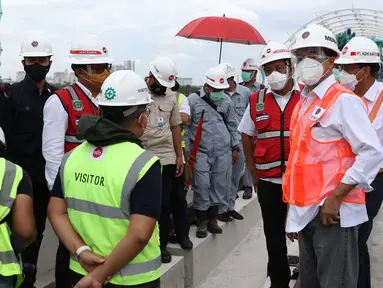 Menteri Perhubungan, Budi Karya Sumadi (kanan) saat meninjau Jembatan Bentang Panjang Dukuh Atas LRT Jabodebek, Jakarta, Minggu (29/11/2020). Saat ini progres pembangunan LRT Jabodebek sudah mencapai 79,52 persen dan ditarget akan beroperasi pada pertengahan 2022. (Liputan6/Helmi Fithriansyah)