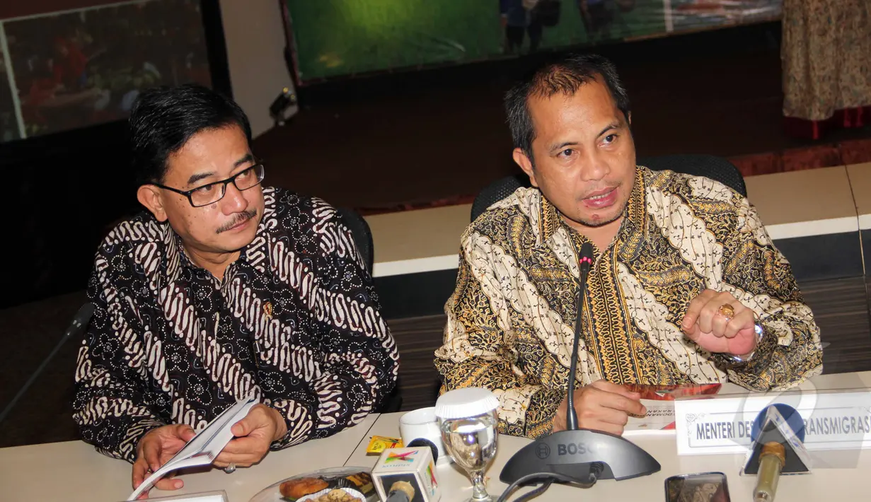 Menteri Desa Pembangunan Daerah Tertinggal dan Transmigrasi Marwan Jafar (kanan) bersama Menteri Agraria dan Tata Ruang Ferry Mursyidan memberikan keterangan pers saat peluncuran Gerakan Desa di Jakarta, Selasa (7/4/2015). (Liputan6.com/Helmi Afandi)