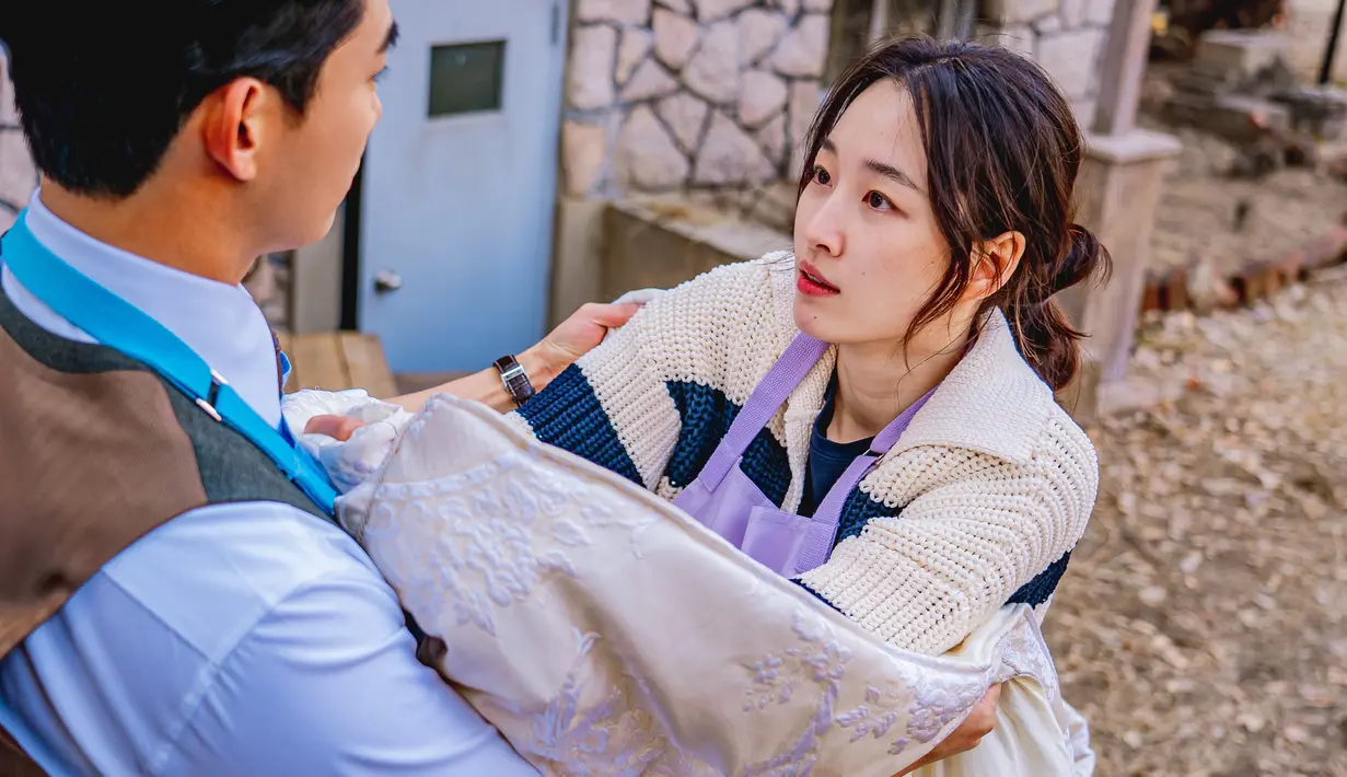 Perempuan itu adalah Joo In Hae yang diperankan oleh Woo Ji An. Joo In Hae yang keras dan terbiasa sendiri pun rutuh pertahanan dirinya saat ia bertemi Woo Hyul. [Foto: Prime Video]