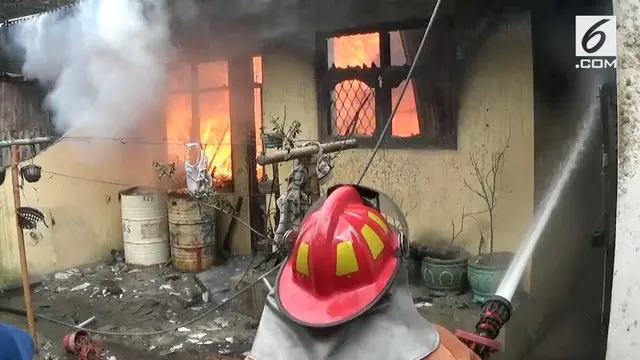 Akibat korsleting listrik, rumah agen minyak tanah di Siantar terbakar