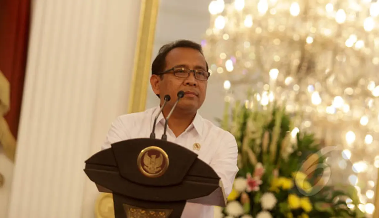 Mensesneg Pratikno memberikan keterangan terkait dikeluarkannya Perppu pengangkatan pimpinan sementara KPK di Istana Merdeka, Jakarta, Rabu (18/2/2015). (Liputan6.com/Faizal Fanani)