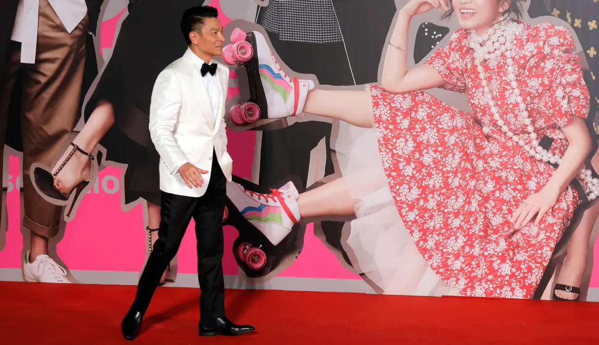 Aktor Hong Kong Andy Lau berjalan di karpet merah Hong Kong Film Awards di Hong Kong, (15/4). Hong Kong Film Awards digelar untuk yang ke 37 kalinya dan diberikan kepada insan perfilman. (AP Photo / Vincent Yu)