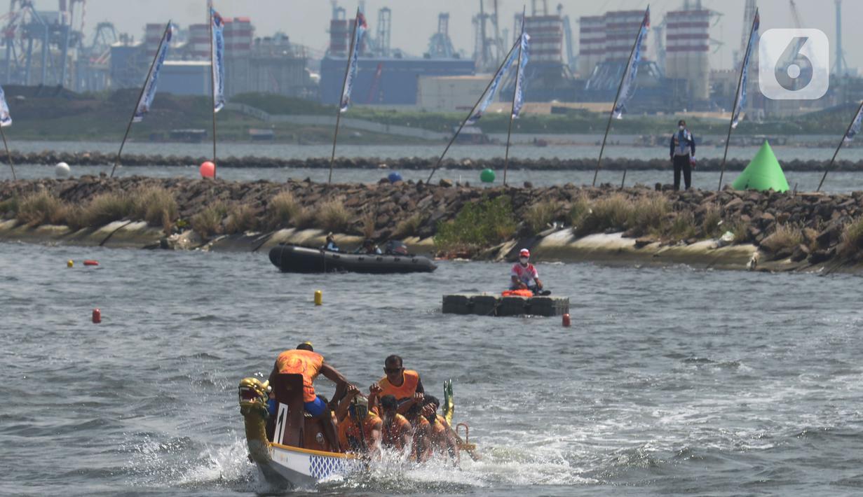 Komunitas kayak beraksi pada pembukaan Kasal CUP 2021 di Pantai Festival Ancol, Jakarta, Sabtu (27/11/2021). Kegiatan tersebut mempertandingkan berbagai jenis olahraga air seperti selam, renang, dayung, layar, jetski, dan ski air. (merdeka.com/Imam Buhori)