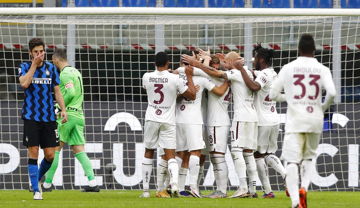 Para pemain Torino merayakan gol yang dicetak oleh Cristian Ansaldi ke gawang Inter Milan pada laga Liga Italia di Stadion Giuseppe Meazza, Minggu (22/11/2020). Inter Milan menang dengan skor 4-2. (AP/Antonio Calanni)