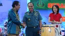 Menko Kemaritiman Rizal Ramli (kiri) dan KSAL Laksamana TNI Ade Supandi berjabat tangan usai membuka Ekspedisi Sejuta Terumbu Karang di Studio SCTV, Jakarta, Sabtu (15/8/2015). (Liputan6.com/Faizal Fanani)