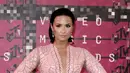 Demi Lovato ikut ambil bagian dalam penulisan single Confident dibantu oleh penulis lagu dan produser handal yang juga ikut menulis lagu untuk penyanyi dunia, yaitu Savan Kotecha dan Ilya Salmanzadeh. (Bintang/EPA)