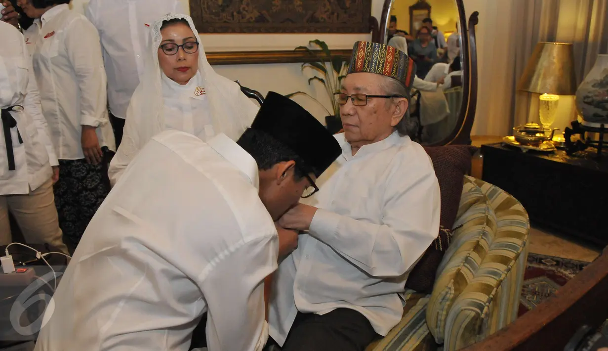 Calon Wakil Gubernur DKI, Sandiaga Uno sungkem dengan ayahanda, Razif Halik Uno di kediaman orangtuanya di Kebayoran Baru, Jakarta, Rabu (19/4). Sandiaga meminta doa restu sebelum menggunakan hak pilihnya pada Pilkada DKI 2017. (Liputan6.com/Helmi Afandi)