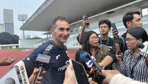 Pelatih Timnas Indonesia U-23 Gerald Vanenburg memuji asisten pelatih lokalnya Zulkifli Syukur selepas sesi latihan Garuda Muda di Stadion Madya GBK, Senin (23/6/2025) sore WIB. (Liputan6.com/Melinda Indrasari)