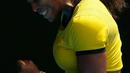 Serena Williams melakukan selebrasi usai mengalahkan petenis Rusia, Maria Sharapova pada perempat final turnamen tenis Australia Open 2016 di Melbourne Park (26/1). Williams Kalahkan Sharapova 6-4, 6-1. (REUTERS/Thomas Peter)