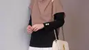 Hijab berwarna pastel menjadi salah satu fashion item favorit Kia yang cocok dipadukan dengan berbagai jenis outfit. (Liputan6.com/IG/@zaskiasungkar)