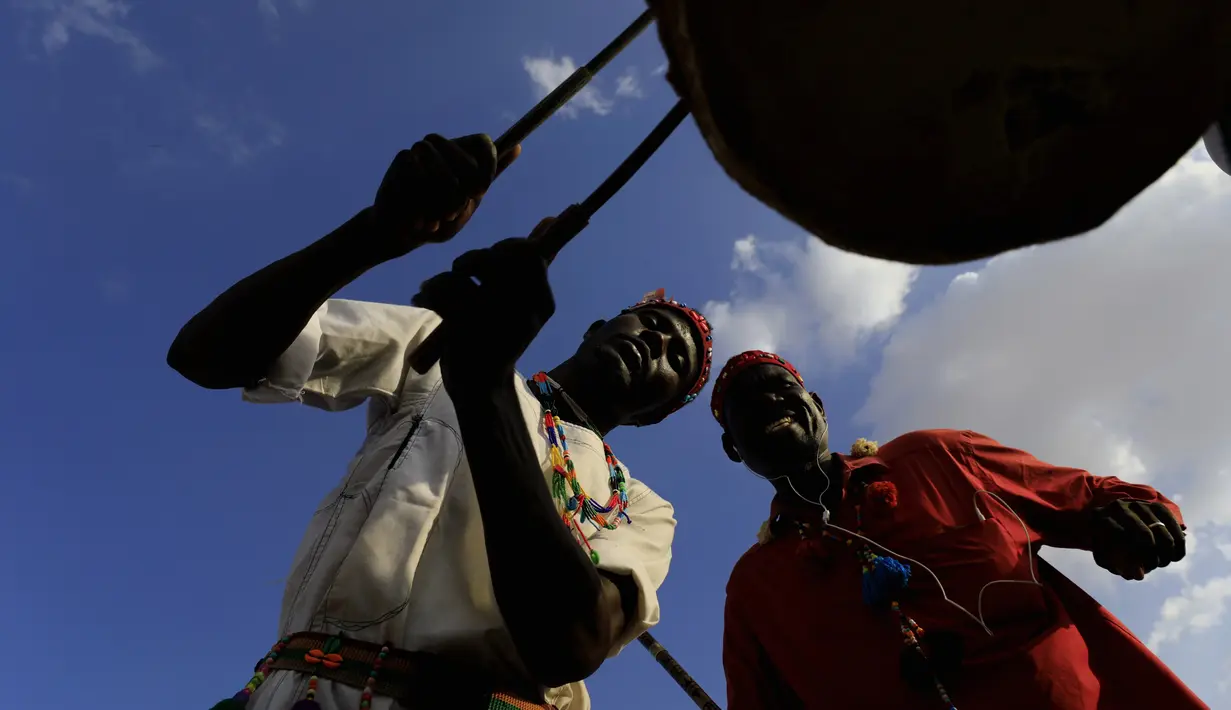 Warga Sudan menghadiri upacara perayaan setelah kedatangan perwakilan pemerintah Sudan dan kelompok bersenjata yang menandatangani kesepakatan perdamaian final di Juba, untuk mengakhiri konflik bersenjata di antara mereka, di Khartoum, Sudan, pada 8 Oktober 2020. (Xinhua/Mohamed Khidir)