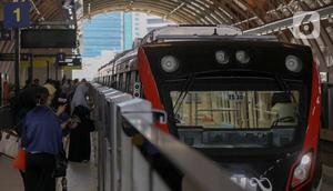 Penumpang menunggu kedatangan kereta LRT Jabodebek di Stasiun Dukuh Atas, Jakarta, Selasa (30/1/2024). (Liputan6.com/Herman Zakharia)