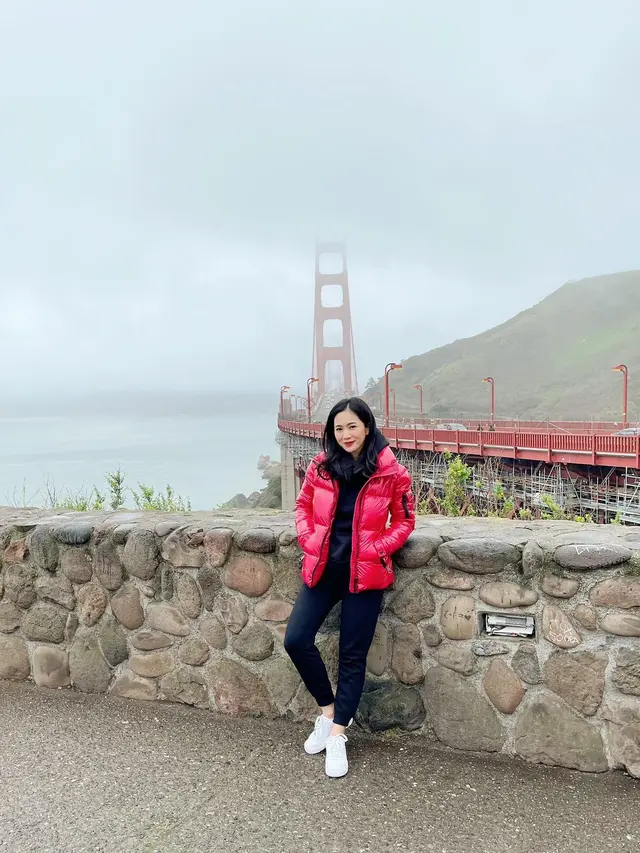 Tampil Mesra, Ini 6 Momen Seru Bunga Zainal dan Suami Liburan Ke San Fransisco
