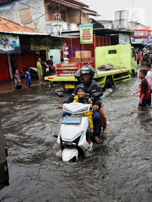 Banjir setinggi paha orang dewasa itu membuat sepeda motor tidak bisa melintas. (Liputan6.com/Angga Yuniar)