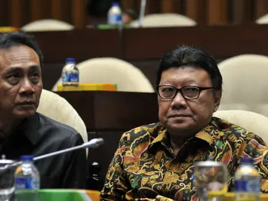 Mendagri Tjahjo Kumolo (kanan) saat menghadiri rapat kerja dengan Komisi II DPR RI di Komplek Parlemen Senayan, Jakarta, Selasa (31/5). Rapat tersebut mengagendakan Pengambilan Keputusan Tingkat I Revisi UU Pilkada. (Liputan6.com/Johan Tallo)
