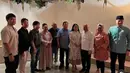 Anak Presiden ke-3, Habibie, yaitu Ilham Akbar hadir mengenakan kemeja putih lengan panjang dipadukan celana hitam.  [@yennywahid]