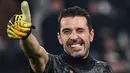 Gianluigi Buffon. Kiper berusia 43 tahun ini kembali memperkuat Parma, tim pertama di awal karier profesionalnya usai banjir gelar bersama Juventus dan PSG. Dengan kembali ke Parma, peluang Buffon untuk pensiun sangat besar, dan tercepat adalah akhir musim 2021/2022 ini. (AFP/Marco Bertorello)