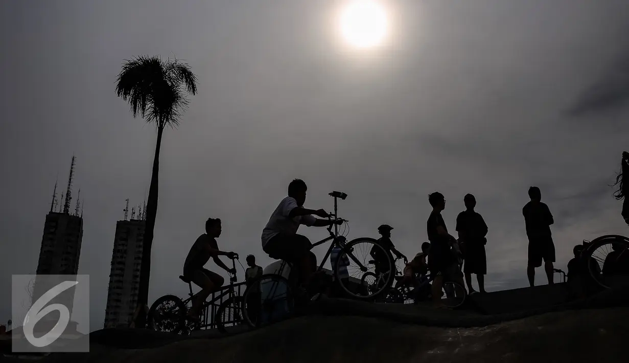 Sejumlah remaja duduk dan bermain skateboard di Taman Kalijodo, Jakarta, Minggu (15/01). Sedangkan anak-anak asik bermain di arena skate park dan lintasan BMX. (Liputan6.com/Fery Pradolo)