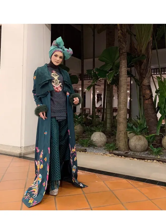 7 Gaya Mulan Jameela dengan Busana Nyentrik, Curi Perhatian
