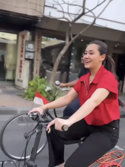 Sementara itu, Aaliyah mengenakan atasan lengan pendek merah dengan resleting di bagian depan. Dipadukan celana hitam panjang. [@thr_group]