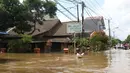 Warga melintasi banjir yang merendam perumahan Ciledug Indah, Tangerang, Banten, Kamis (2/1/2020). Memasuki hari kedua, kondisi perumahan tersebut masih tergenang banjir setinggi dada orang dewasa. (Liputan6.com/Angga Yuniar)