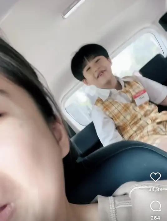 Eriska Rein juga terlihat mengantar anaknya sekolah yang mengenakan seragam warna birunya. @eriskarein