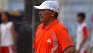 Riono Asnan, satu dari tiga pelatih yang diberhentikan mendadak setelah berhasil mengantar tim masing-masing ke putaran final cabor sepak bola PON 2016. (Bola.com/Robby Firly)