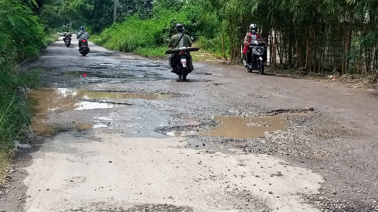 Banyak Jalan Rusak di Kabupaten Cirebon, Bupati Imron: Harap Bersabar