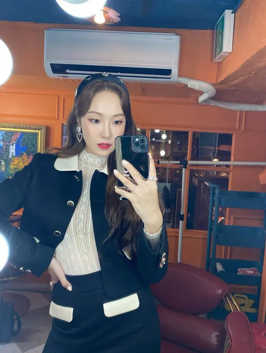 Preppy look juga bisa didapatkan dari set busana seperti yang ditunjukkan Jessica Jung ini. Di sini, ia mengenakan set blazer dan skirt dari brandnya sendiri, yaitu Blanc & Eclare. Didominasi dengan warna hitam, Jessica Jung menyempurnakan penampilannya dengan innerwear putih semi transparan.