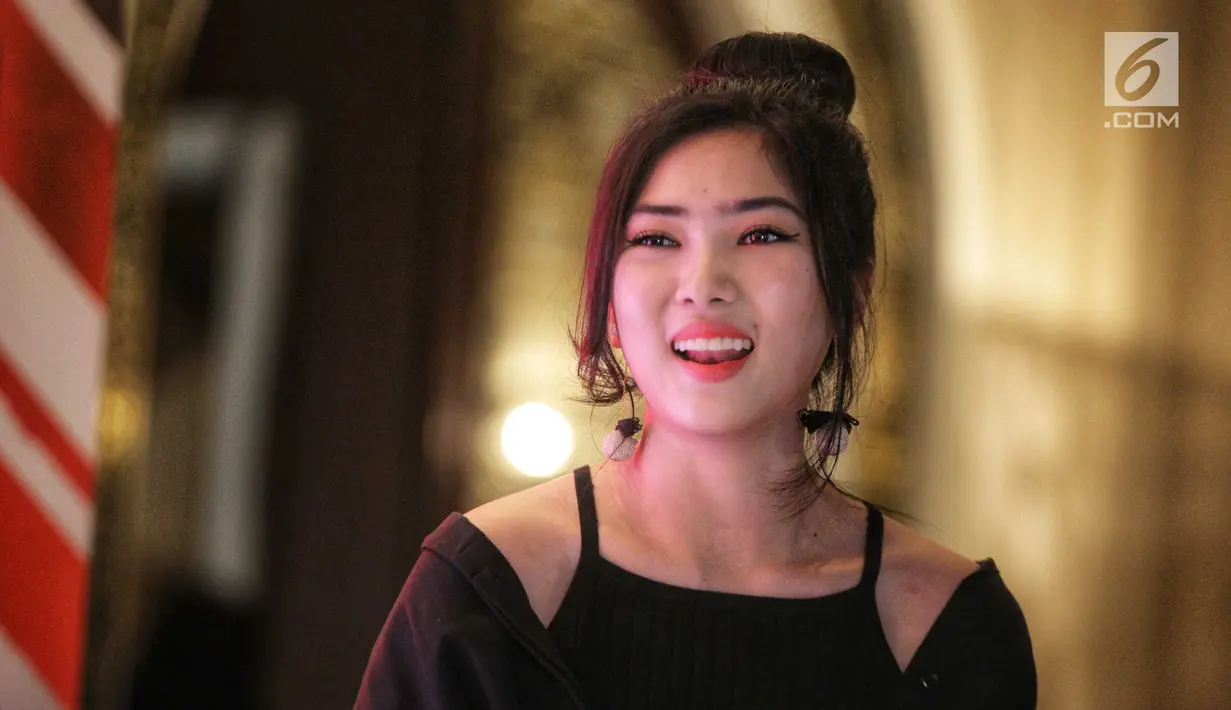 Penyanyi Isyana Sarasvati saat hadir menjadi brand ambassador produk lipstik di Jakarta, Kamis (2/8). Isyana mengaku termasuk wanita yang suka memakai lipstik. Bahkan menurutnya, lipstik adalah cara mengekspresikan diri. (Liputan6.com/Faizal Fanani)