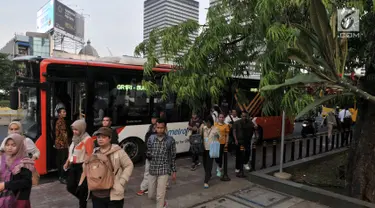 Penumpang turun dari bus Transjakarta di Kawasan Terintegrasi Transportasi Dukuh Atas, Jakarta, Rabu (12/6/2019). PT Transjakarta mencatat adanya peningkatan penumpang setelah Moda Raya Terpadu (MRT) beroperasi. (merdeka.com/Iqbal S. Nugroho)