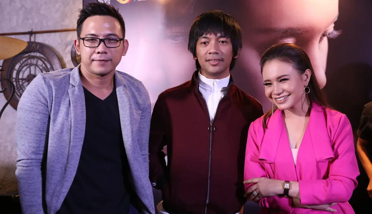 Bukan hal mudah untuk meyakinkan penyanyi Rossa di tengah kesibukannya sebagai papan atas. Bahkan Rian mengaku sempat deg degan saat menawari ibu satu anak itu. (Nurwahyunan/Bintang.com)