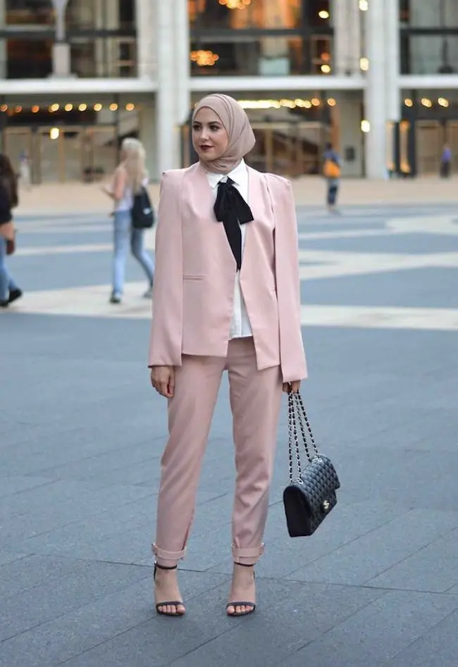 Padu padan busana hijab dengan blazer untuk ke kantor. (sumber foto: withloveleena.com/pinterest)