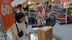 Calon pembeli memilih mainan anak di salah satu pusat perbelanjaan di Jakarta, Rabu (8/5/2024). (Liputan6.com/Herman Zakharia)