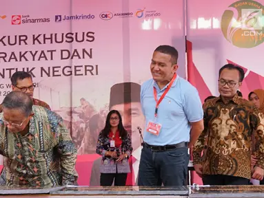 Menko Perekonomian, Darmin Nasution (tengah) disaksikan Direktur Operasional Ritel Askrindo, Anton Fadjar Siregar menandatangani prasasti kandang komunal mitra binaan Askrindo di Wonogiri, Jawa Tengah, Kamis (6/12). (Liputan6.com/HO/Iqbal)