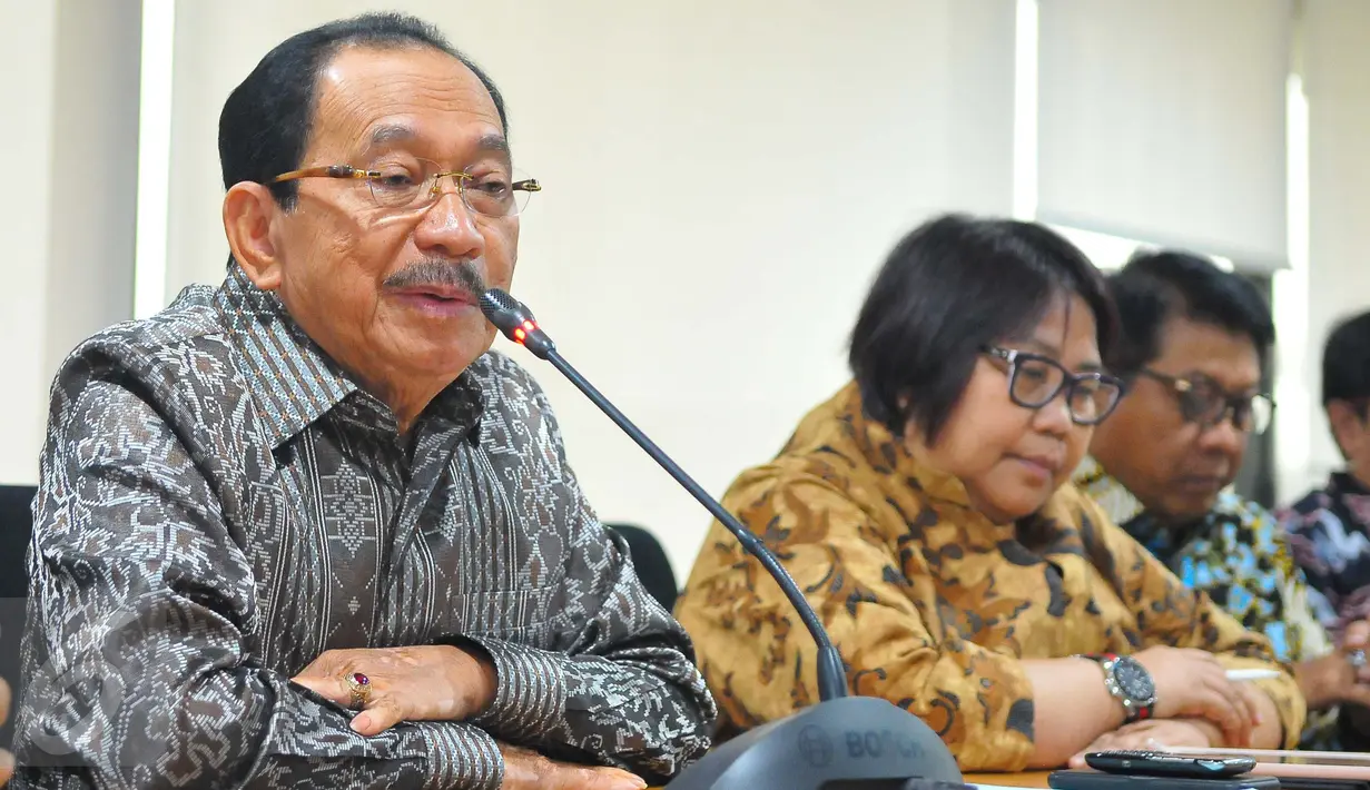 Komisaris Utama Pertamina, Tanri Abeng memberikan keterangan pers terkait perombakan jajaran direksi Pertamina di Jakarta, Jumat (3/2). Tanri Abeng mengatakan, Dirut Pertamina definitif akan ditetapkan dalam 30 hari ke depan. (Liputan6.com/Angga Yuniar)