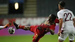 Penyerang Belgia, Michy Batshuayi, tengah, berebut bola dengan bek swiss, Fabian Schar dalam pertandingan persahabatan di King Power Stadion At Den Dreef, Kamis (12/11/2020) dini hari WIB. Timnas Belgia Belgia mengalahkan Swiss dengan skor 2-1. (AP Photo/Francisco Seco)