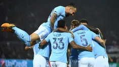 Para pemain Manchester City merayakan gol yang dicetak John Stones ke gawang Feyenoord pada laga Liga Champions di Stadion Feyenoord, Rotterdam, Rabu (13/9/2017). Feyenoord kalah 0-4 dari City. (AFP/Emmanuel Dunand)