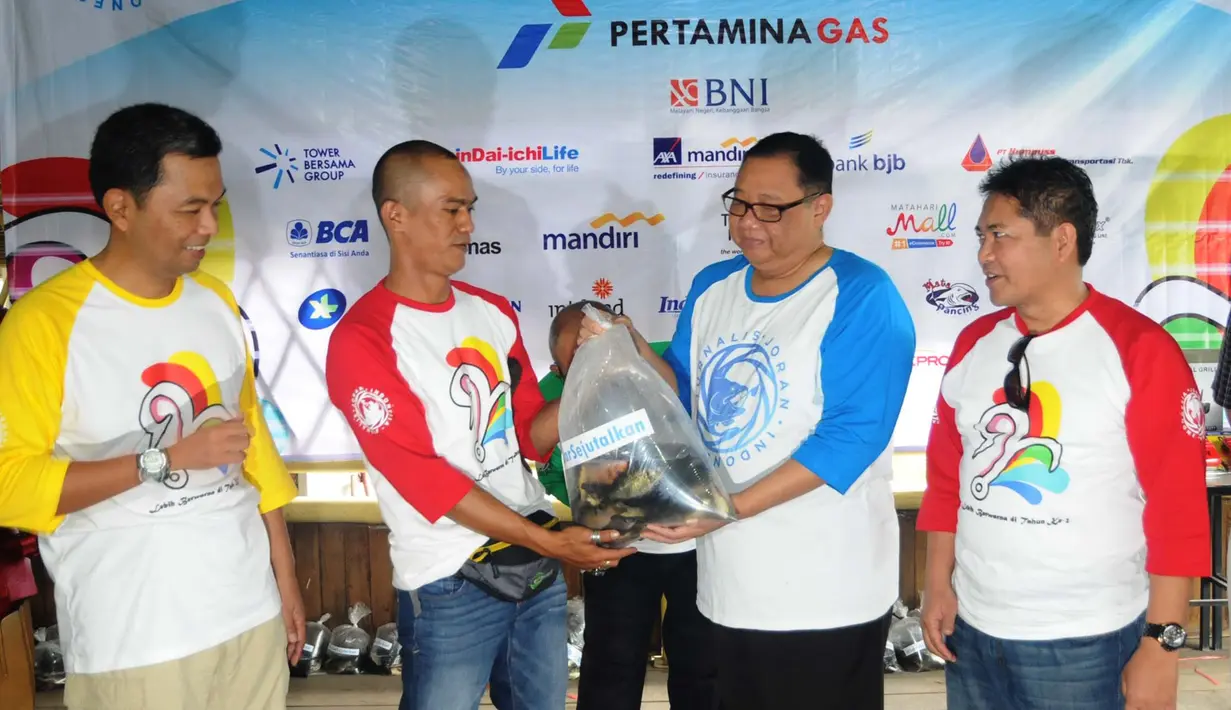 Menteri Koperasi dan UKM, AA Gede Ngurah Puspayoga (kedua kanan) menerima secara simbolis gerakan sejuta benih ikan oleh Panitia HUT Jurnalis Joran Indonesia (Jojoners) ke 2 di kolam Pemancingan Puspita, Jakarta, Sabtu (23/16/2016). (Dok.Jojoner)
