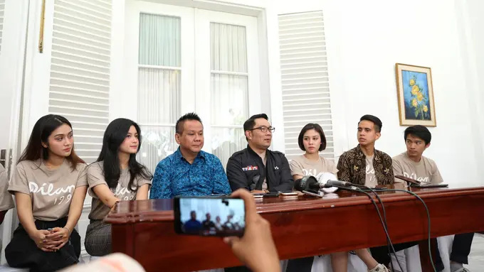 [Fimela] Pemain film Dilan 1991 berkunjung kerumah Dinas Ridwan Kamil