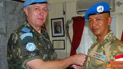 Citizen6, Lebanon: Sekitar 75 Prajurit TNI yang tergabung dalam SEMPU Kontingen Garuda XXV-D/UNIFIL, dibawah pimpinan Letnan Kolonel Cpm Ida Bagus Rahwan Diputra, menerima dua penghargaan sekaligus. (Pengirim: Badarudin Bakri) 