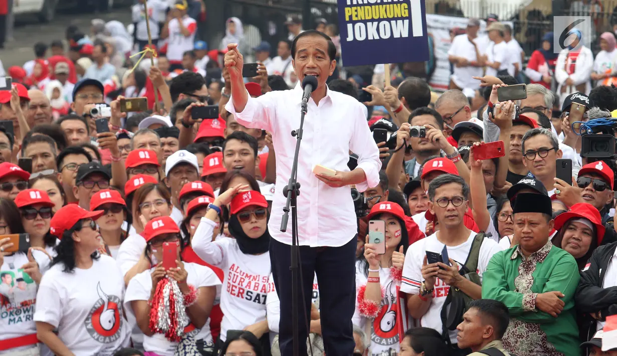 Capres nomor urut 01 Joko Widodo menyapa pendukungnya saat menghadiri deklarasi Alumni Jabar Ngahiji di Monumen Perjuangan Kota Bandung, Jawa Barat, Minggu (10/3). Deklarasi tersebut bertema 'Ayo Bung Satu Kembali'. (Liputan6.com/Angga Yuniar)