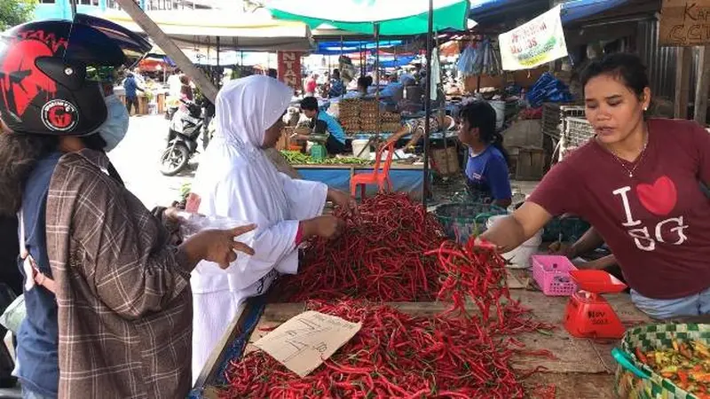 Aktivitas jual beli cabai merah di salah satu pasar tradisional Pekanbaru.