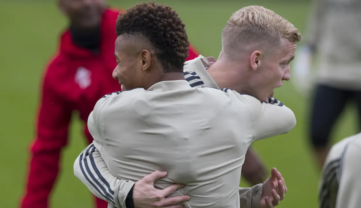 Pemain Ajax Amsterdam, David Neres dan Donny van de Beek, melakukan sesi latihan jelang laga semifinal Liga Champions di Stadion Johan Cruyff, Rabu (8/5). Ajax Amsterdam akan berhadapan dengan Tottenham Hotspur. (AP/STR)