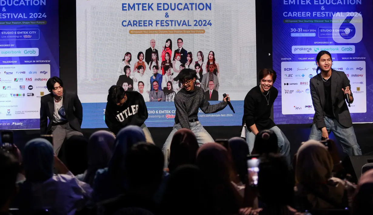 Penampilan boyband UN1TY pada acara Emtek Education & Career Festival 2024 di Studio 6 Emtek City, Studio Indosiar, Daan Mogot, Jakarta, Selasa (30/7/2024). (Liputan6.com/Herman Zakharia)