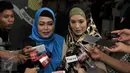 Artis Elma Theana didampingi kuasa hukumnya, Ina Rahman, mendatangi Polda Metro Jaya, Jakarta, Kamis (8/9). Kedatangan Elma Theana guna memenuhi panggilan penyidik sebagai saksi kasus kepemilikan senjata api Gatot Brajamusti. (Liputan6.com/Yoppy Renato)