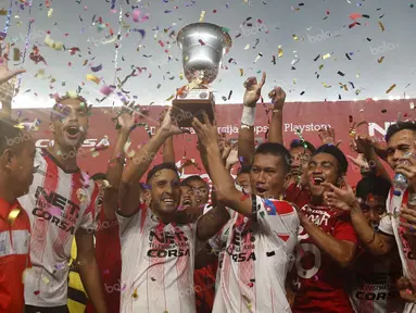 Para pemain Persija Jakarta mengangkat trofi juara usai menaklukan Bali United pada laga Trofeo Persija  di Stadion Utama Gelora Bung Karno, Jakarta, Sabtu (9/4/2016). (Bola.com/Nicklas Hanoatubun)