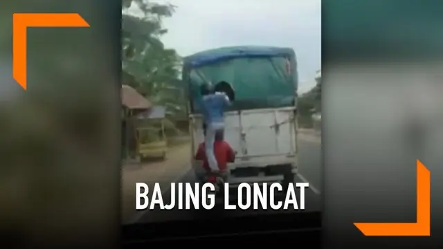 Aksi bajing loncat membobol truk bermuatan sembako berhasil direkam seorang pengendara mobil. Insiden ini terjadi pada siang hari di Kelurahan Kebun Lada, Kecamatan Hinai, Langkat, Sumatera Utara.