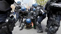 Polisi mengamankan seorang demonstran dalam unjuk rasa menolak reformasi undang-undang buruh di Lyon, Prancis, Kamis (28/4). Aksi unjuk rasa yang terjadi di sejumlah kota di Prancis berlangsung ricuh. (Reuters/Robert Pratta)